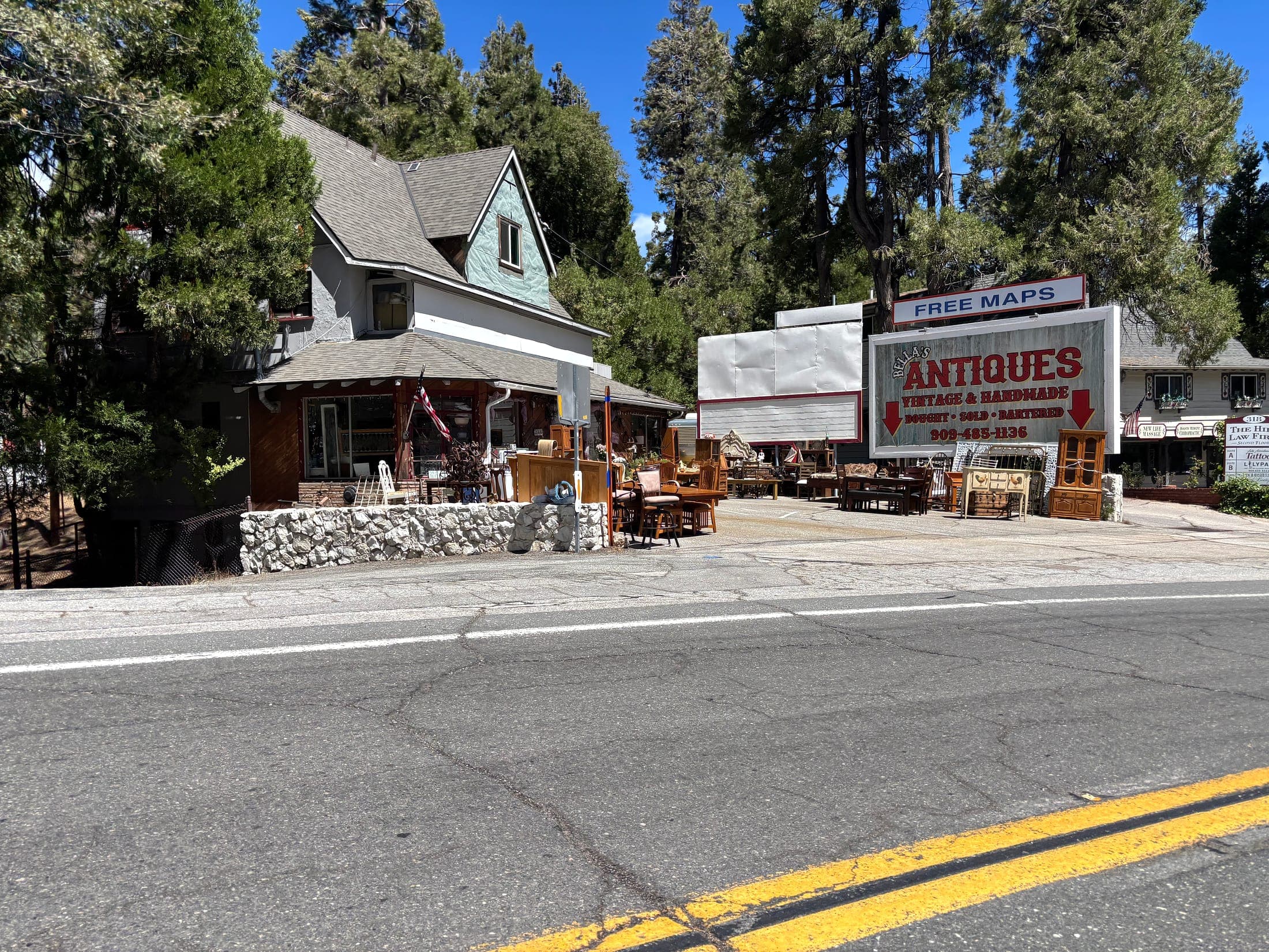 Mountain antique shop with furniture displayed outdoors in Lake Arrowhead, California